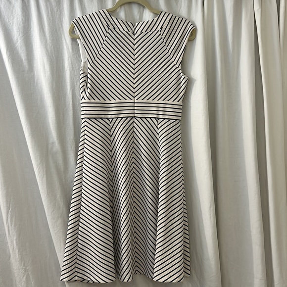 Adrianna Papell cap sleeve striped midi dress, size women’s Petite Medium - Picture 4 of 13